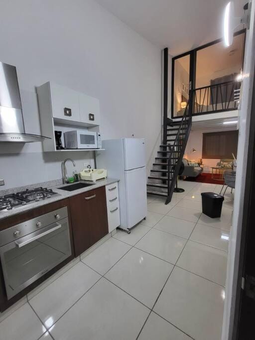 Apartamento #6 cómodo, Tranquilo, Elegante cerca de la estación del metro de la cincuentenario Apartment in Panama City, Panama