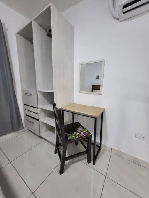 Apartamento #6 cómodo, Tranquilo, Elegante cerca de la estación del metro de la cincuentenario Apartment in Panama City, Panama