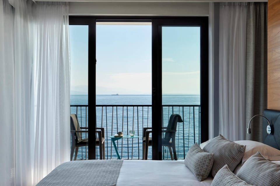 Bed, Natural landscape, View (from property/room), Balcony/Terrace, Living room, Photo of the whole room, Seating area, Bedroom, Lake view, River view, Sea view