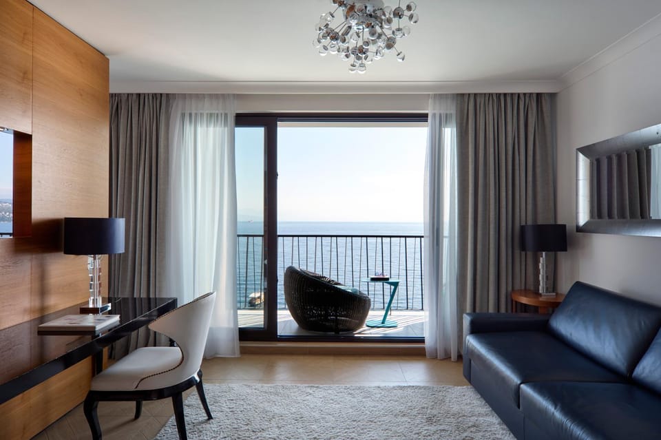 Communal lounge/ TV room, Bed, Natural landscape, TV and multimedia, Living room, Photo of the whole room, Seating area, Dining area, Evening entertainment, Bedroom, Sea view, hair dresser