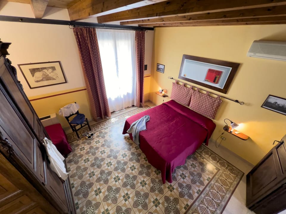 Photo of the whole room, Bedroom