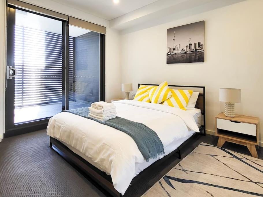 Modern Elegance: 2 Bedroom Oasis w/ Free Parking Apartment in Sydney