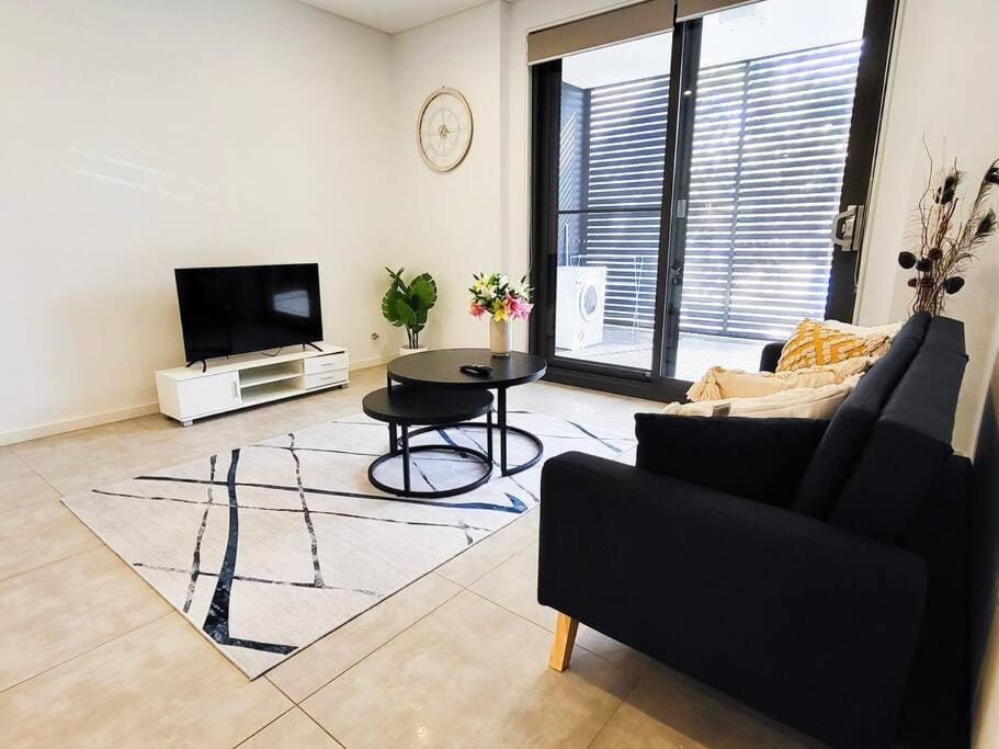 Modern Elegance: 2 Bedroom Oasis w/ Free Parking Apartment in Sydney