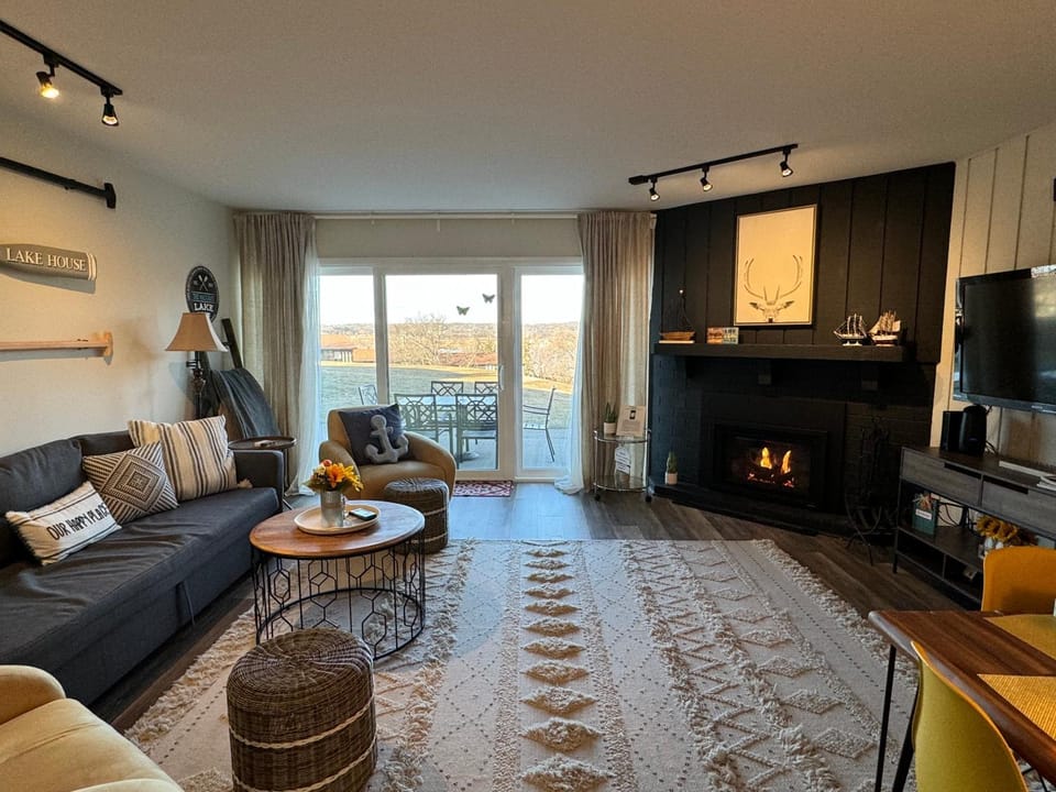 Newly Updated Modern, Spacious, and Cozy Condo- Right on the Lake! Apartment in Wisconsin