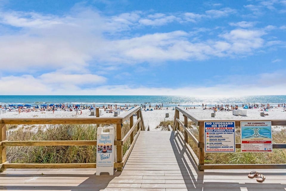 Majestic Resort! Newly Updated Beachfront 3BR Condo Apartment in Long Beach