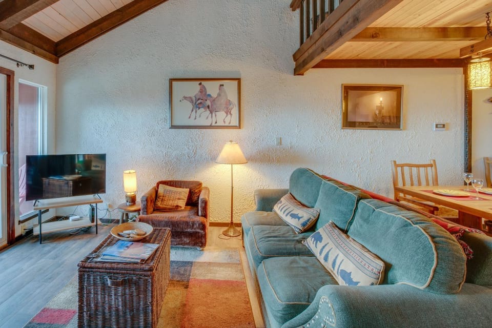 1 Mi to Stagecoach Lift! Homey Tahoe Townhome House in Kingsbury
