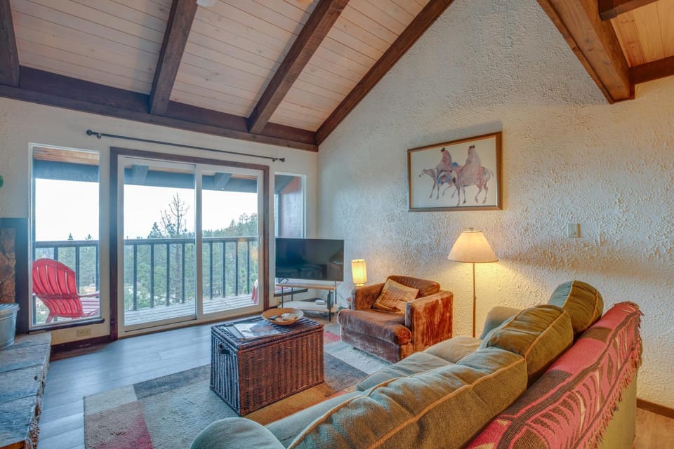 1 Mi to Stagecoach Lift! Homey Tahoe Townhome House in Kingsbury