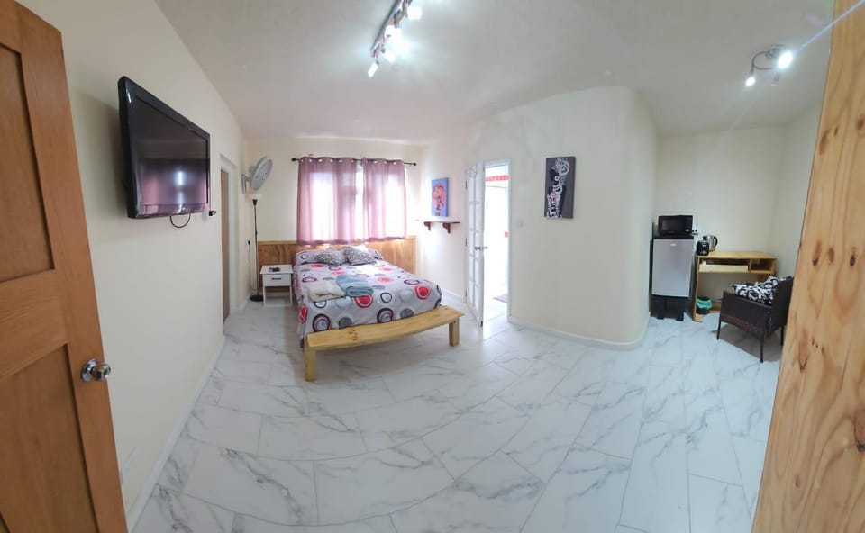 Bed, TV and multimedia, Photo of the whole room, Bedroom