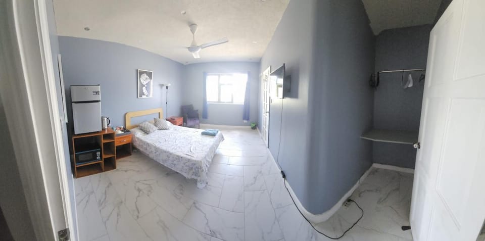 Bed, TV and multimedia, Bedroom