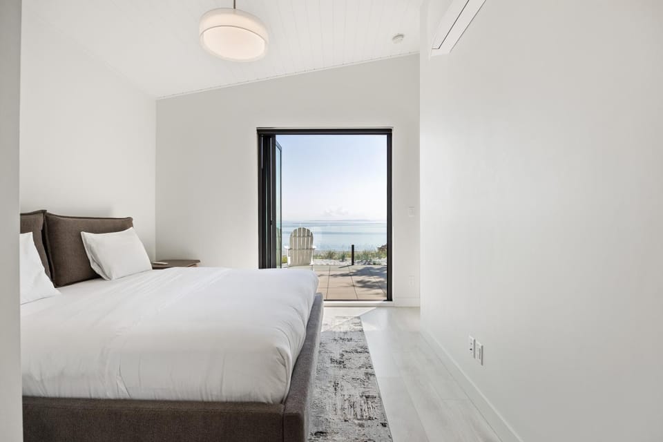 Bed, Natural landscape, Photo of the whole room, Bedroom, Sea view