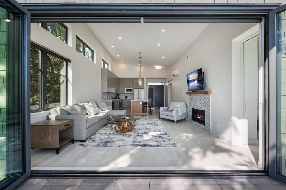 Bed, TV and multimedia, Kitchen or kitchenette, Living room, Photo of the whole room, Seating area, Evening entertainment, Bedroom