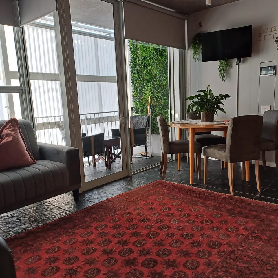 FRESH ATLANTiC OCEAN ViEW STUDiO Halaal Apartment in Sea Point