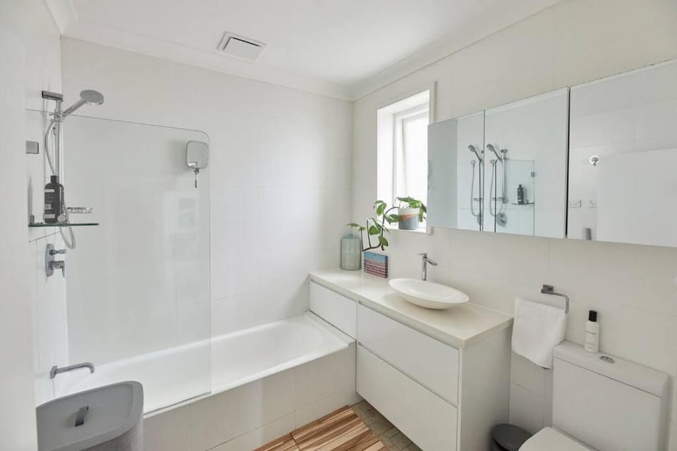 Tamarama Beachfront Apartment on Bondi to Bronte Walk Apartment in Sydney
