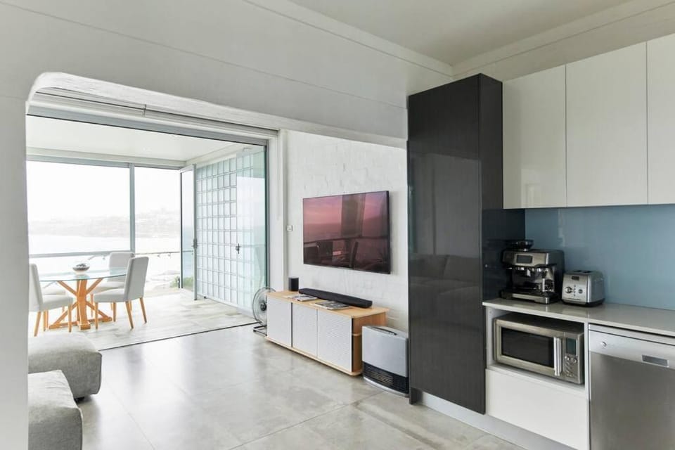 Tamarama Beachfront Apartment on Bondi to Bronte Walk Apartment in Sydney