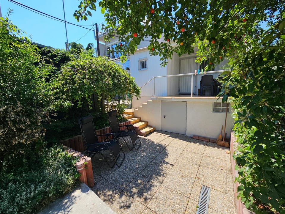 Property building, Off site, Day, Garden, Garden view, sunbed