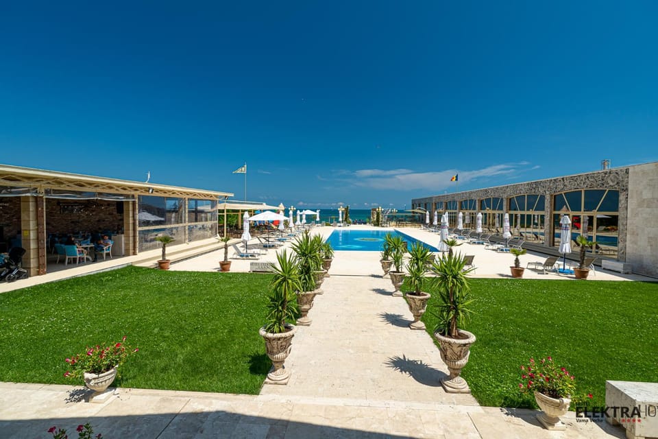 Day, Natural landscape, Pool view, sunbed
