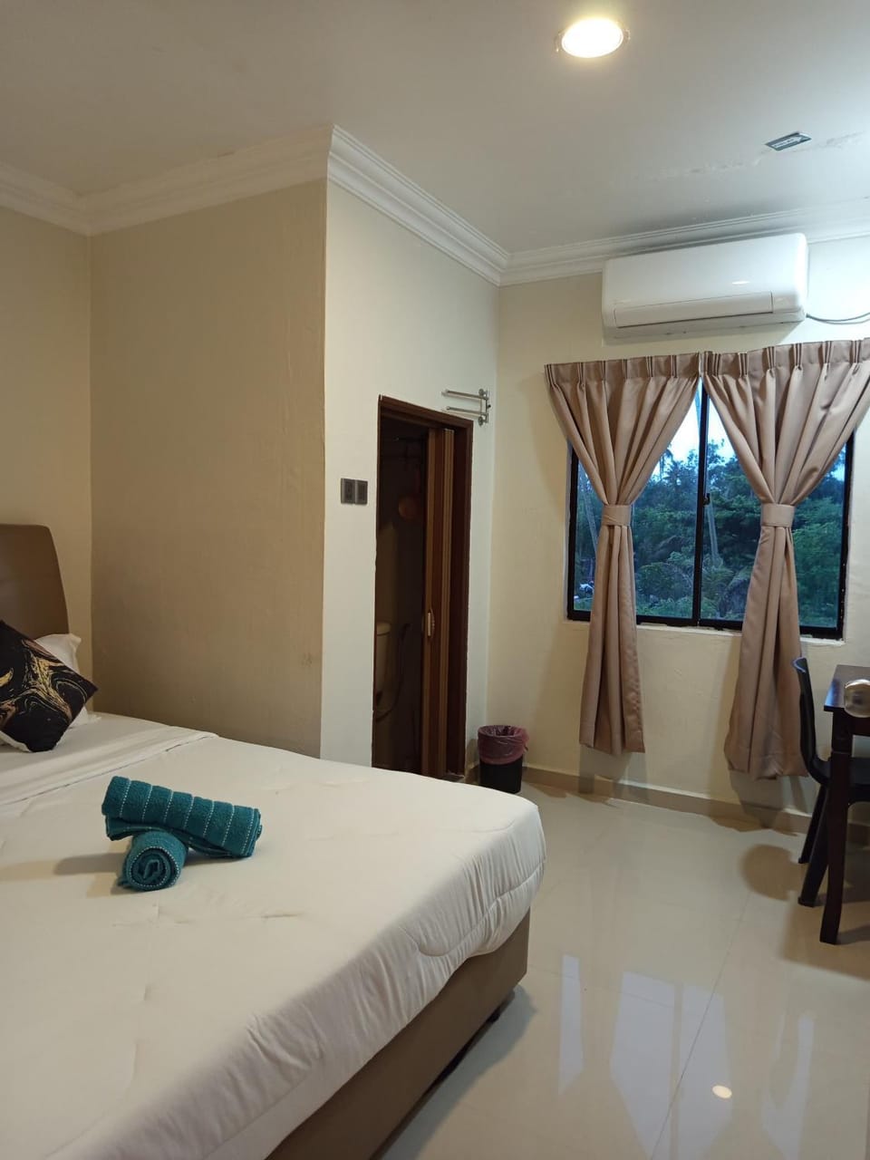 Bed, Bedroom, towels, air conditioner