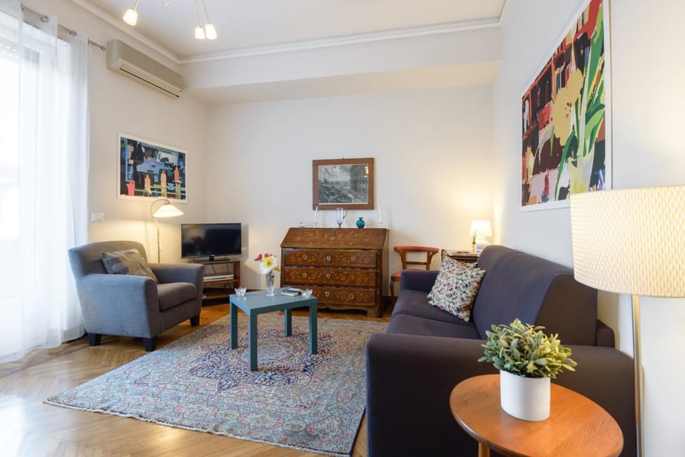 Photo of the whole room, Seating area
