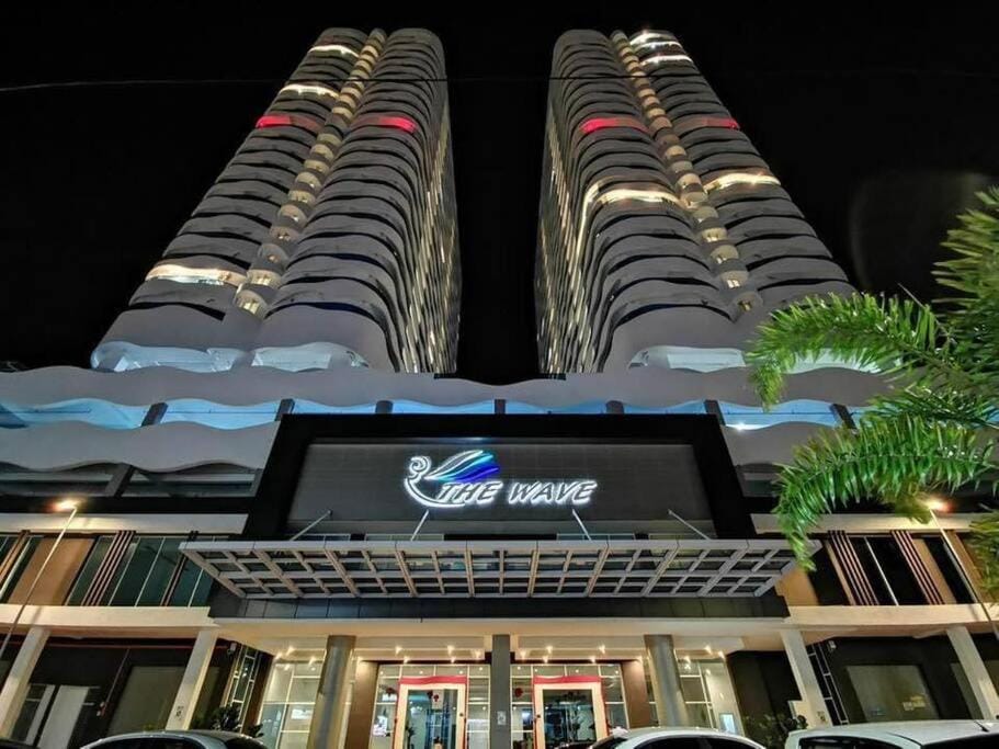 The Wave 2BR SeaView cornerb10Pax Balcony Apartment in Malacca