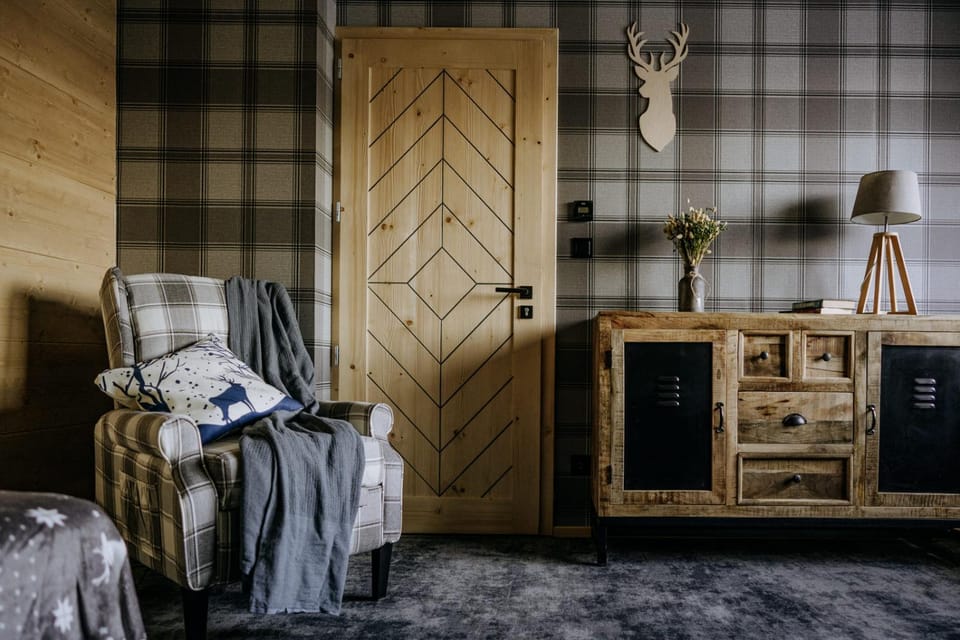 Bed, Photo of the whole room, Seating area, Bedroom