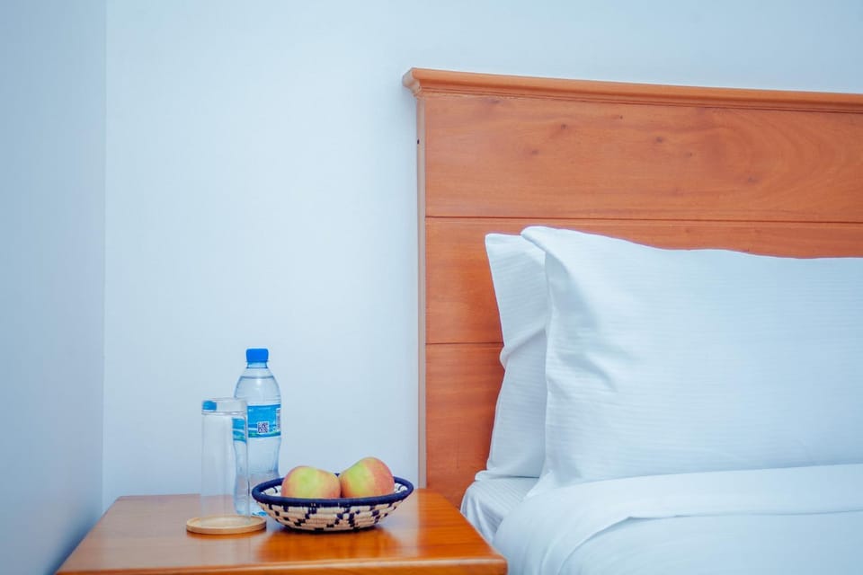 Bed, Food and drinks, Photo of the whole room, Bedroom, Food, Drinks