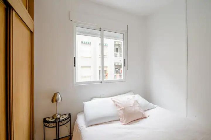 Bedroom, Street view