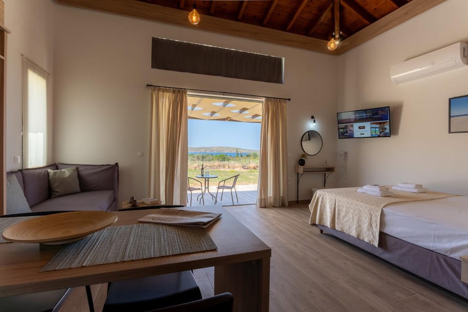 Bed, Natural landscape, TV and multimedia, View (from property/room), Balcony/Terrace, Photo of the whole room, Seating area, Bedroom, air conditioner