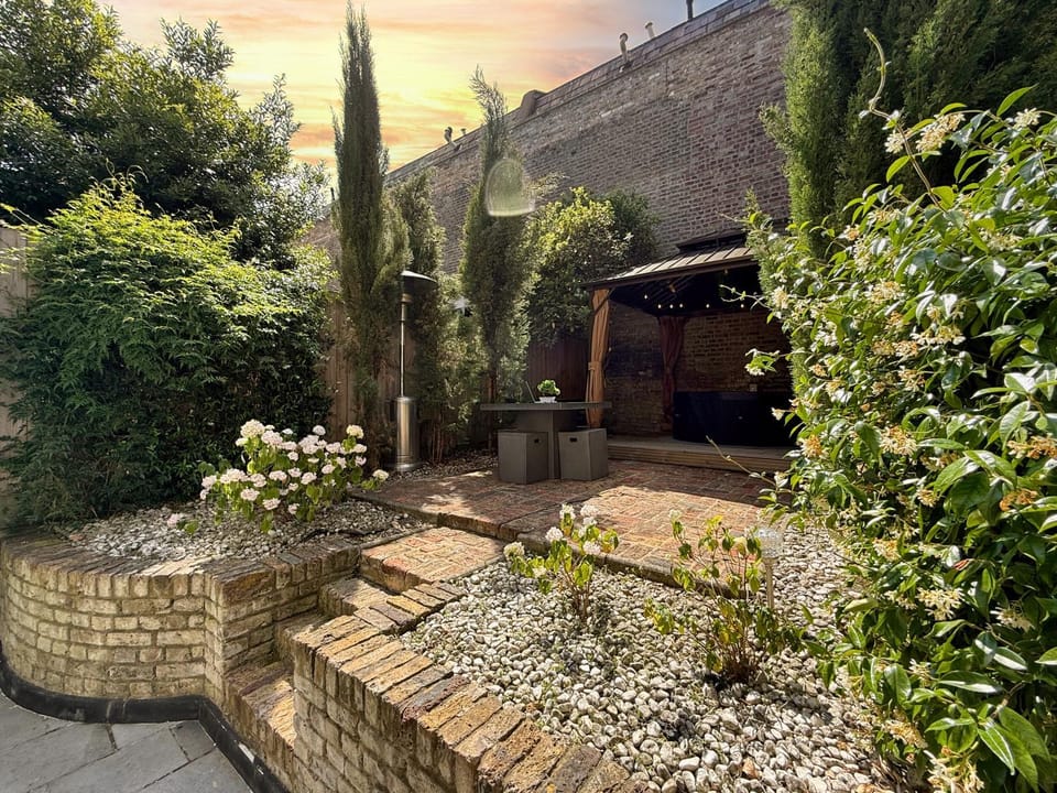 Garden, Hot Tub, Garden view