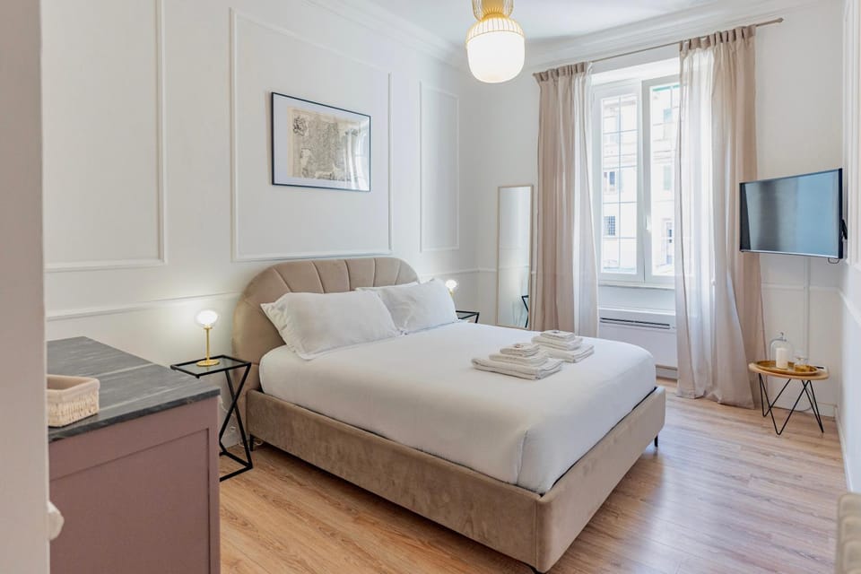 Bed, TV and multimedia, Photo of the whole room, Bedroom, towels