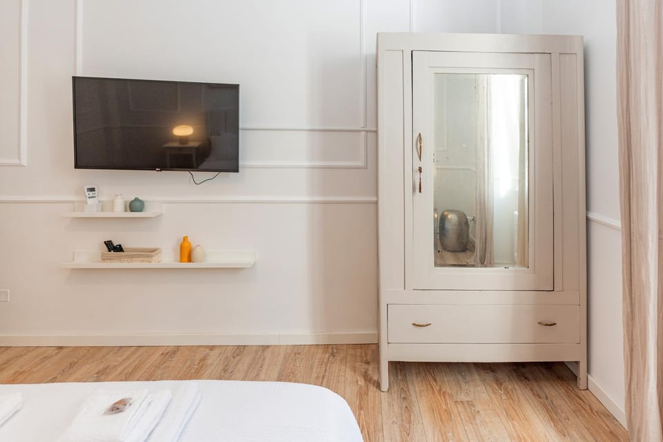 TV and multimedia, Photo of the whole room, Bedroom, wardrobe