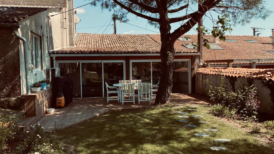Property building, Spring, Day, Garden