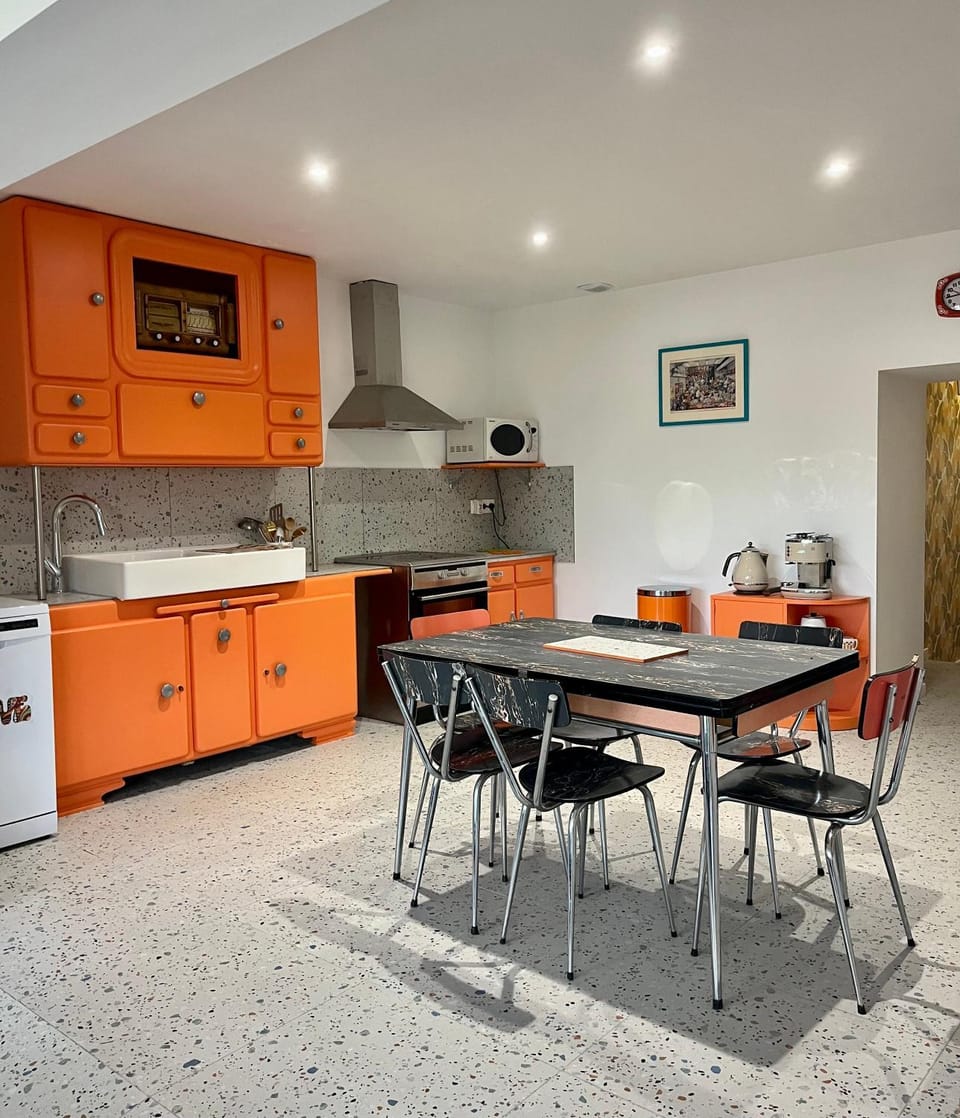 Kitchen or kitchenette, Dining area, minibar, pet friendly, stove