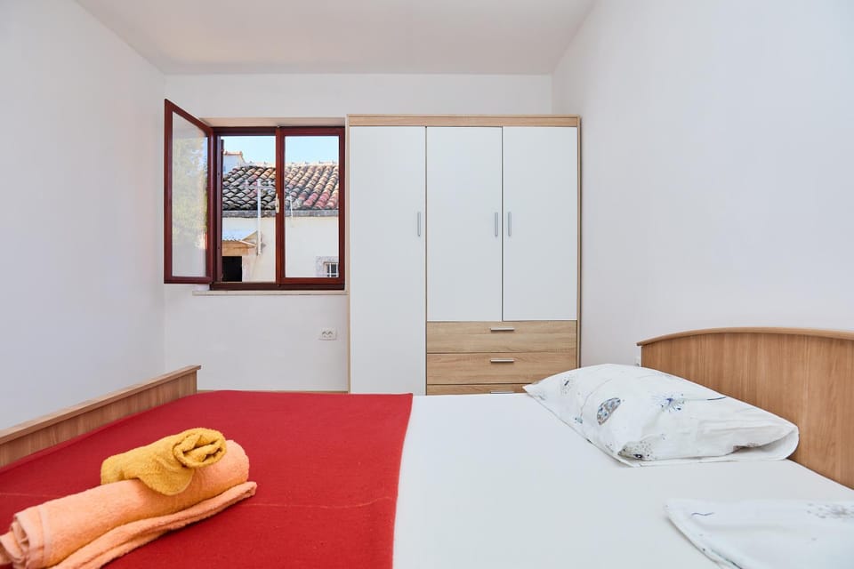 Bed, Bedroom, towels