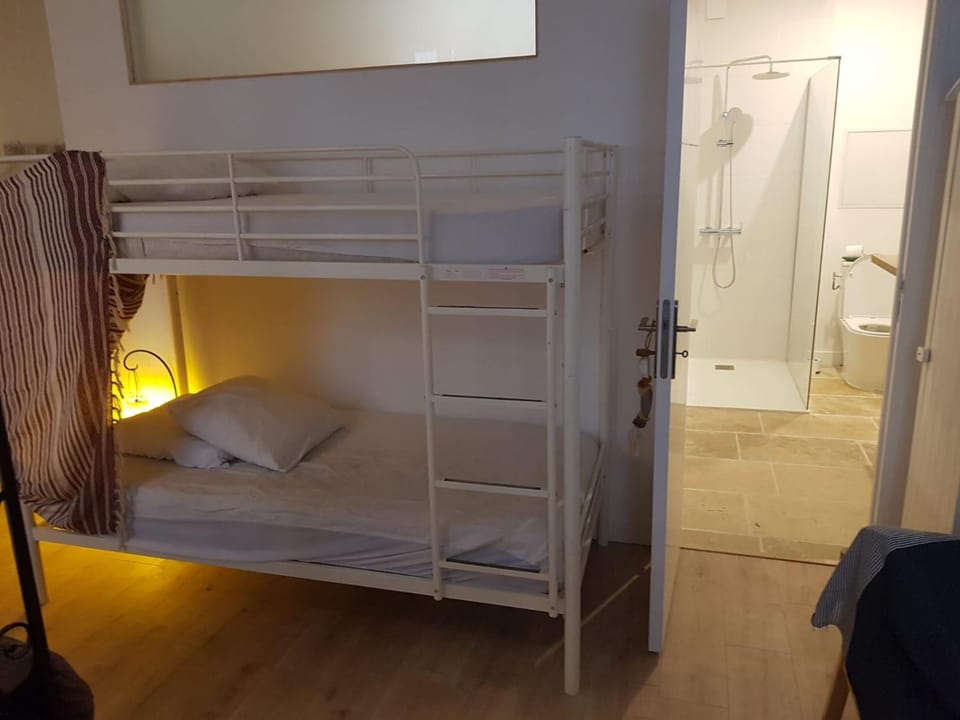 Appartement du Docteur Privey - Suite familiale - Free & secure Park Bike - 3mn Autoroute Bed and Breakfast in Bourgogne-Franche-Comté