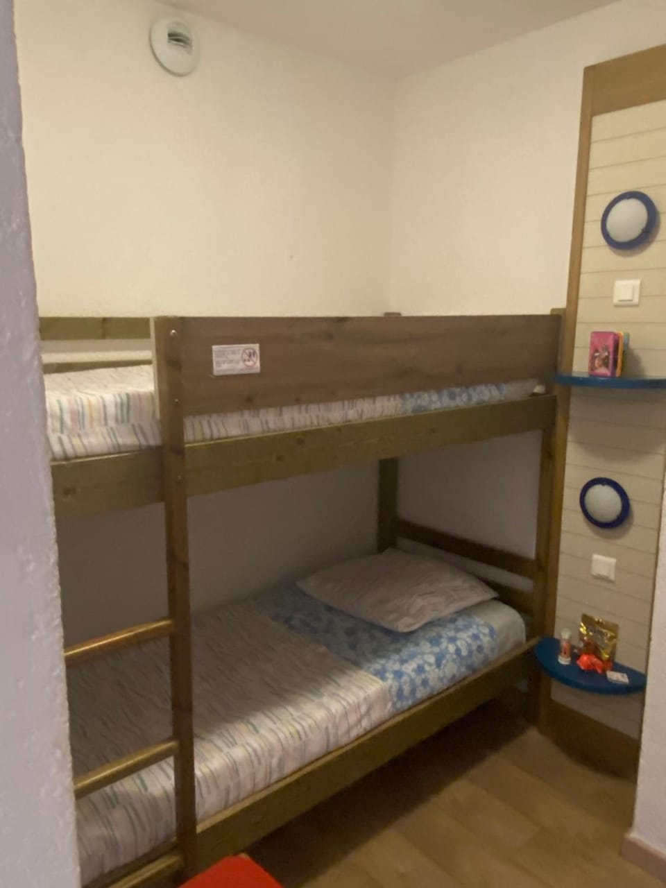 Bedroom, bunk bed