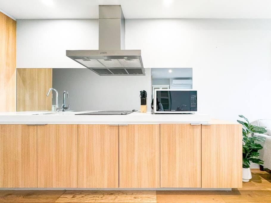 Kitchen or kitchenette, minibar, stove
