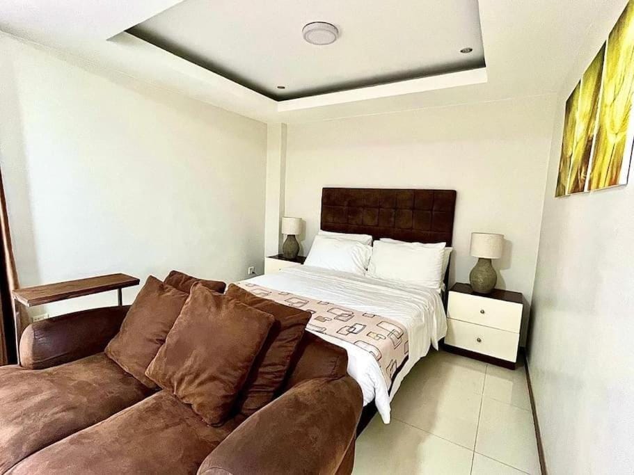 Sheryll Escapes - 203 La Grande, classy studio with hotel amenities! Apartment in Angeles
