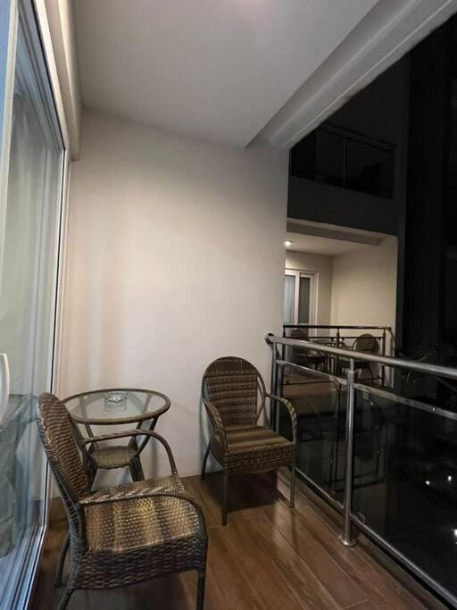Sheryll Escapes - 305 La Grande Studio, cozy condo with hotel amenities! Apartment in Angeles