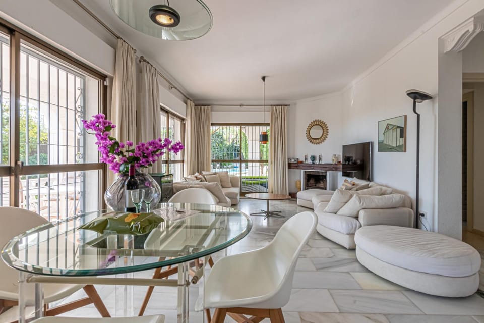 TV and multimedia, Living room, Seating area, Dining area