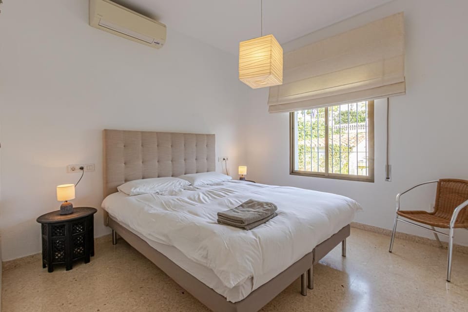 Bed, Photo of the whole room, Bedroom, towels, air conditioner