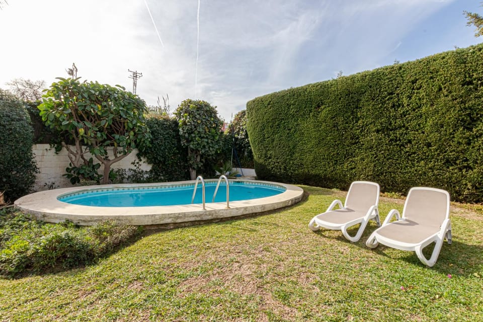 Natural landscape, Garden, Garden, Garden view, Pool view, Swimming pool, sunbed
