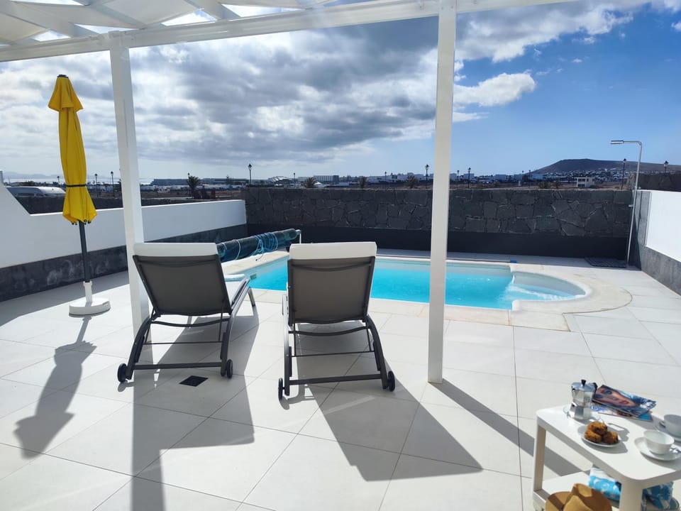 Day, Natural landscape, Balcony/Terrace, Pool view, Swimming pool, sunbed