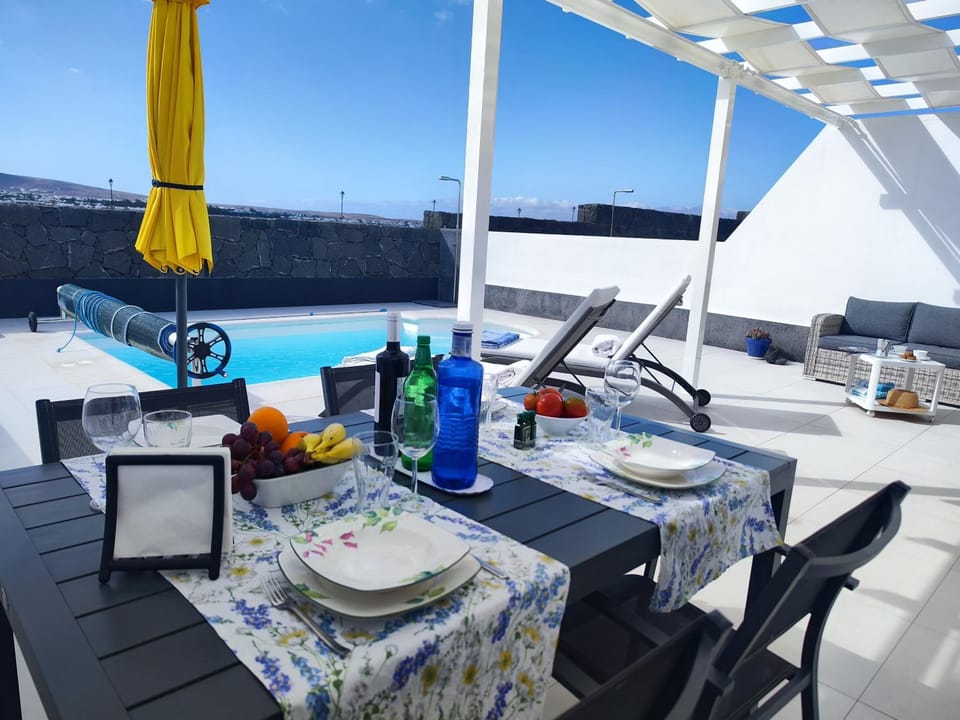 Day, Natural landscape, View (from property/room), Balcony/Terrace, Food and drinks, Dining area, Food, Pool view, Swimming pool, sunbed