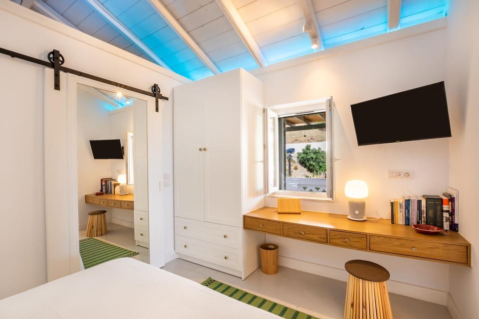 TV and multimedia, Kitchen or kitchenette, Photo of the whole room, Bedroom