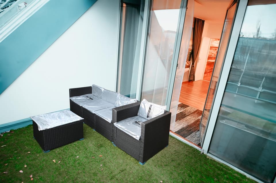 Day, Balcony/Terrace, Balcony/Terrace, Seating area, Garden view