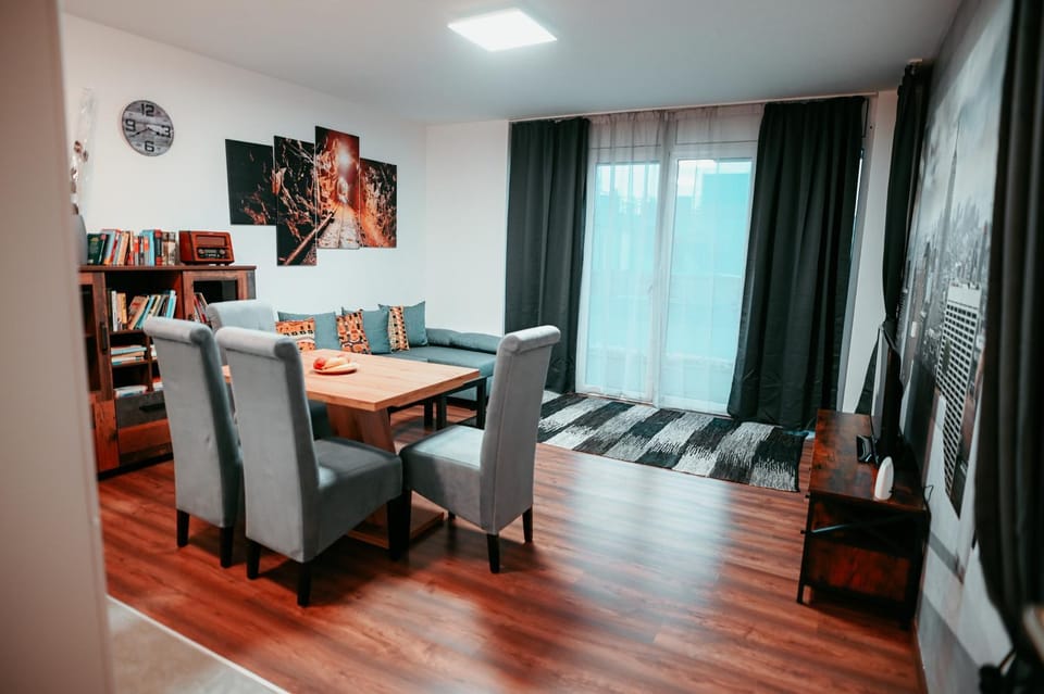 Library, TV and multimedia, Living room, Seating area, Dining area, Evening entertainment, hair dresser