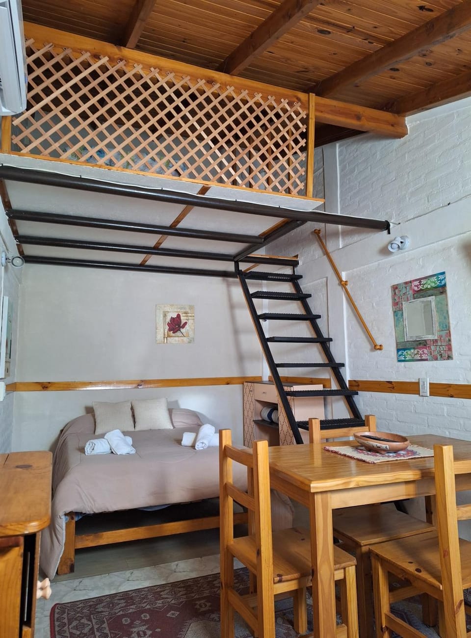 Bed, Photo of the whole room, Dining area, Bedroom, air conditioner