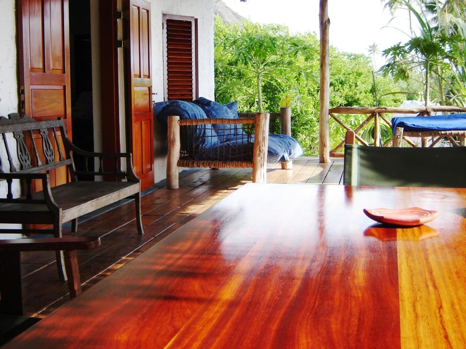 Property building, Patio, View (from property/room), Balcony/Terrace, Dining area, Garden view, Lake view