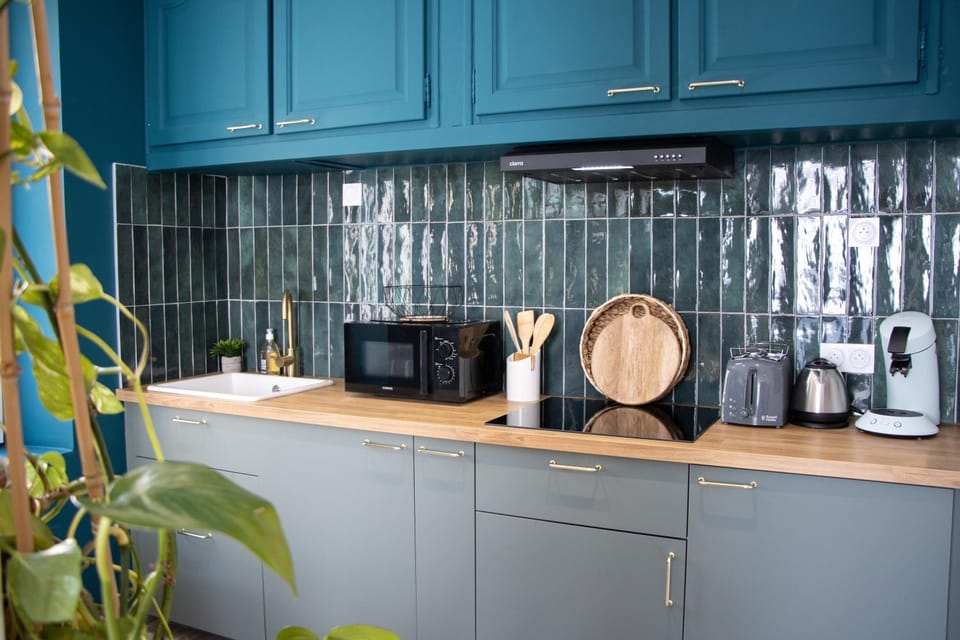 Coffee/tea facilities, Breakfast, hair dresser, minibar, stove, toaster, washing machine, dryer, kitchen