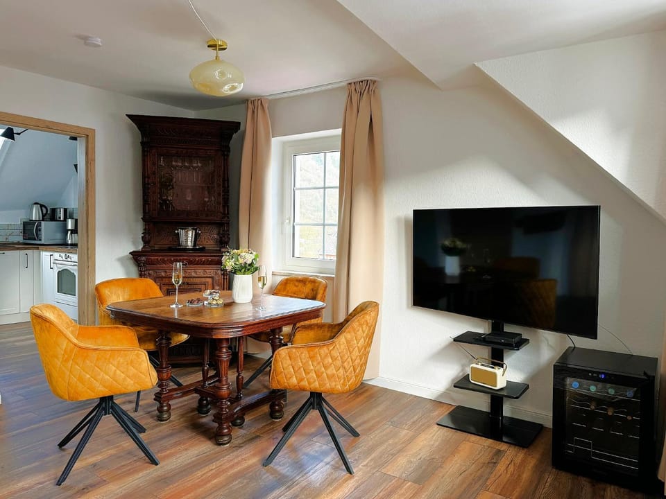 TV and multimedia, Kitchen or kitchenette, Living room, Seating area, Dining area